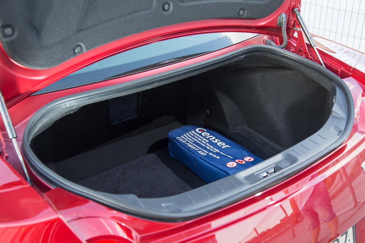 Nissan GT-R 2014: багажник