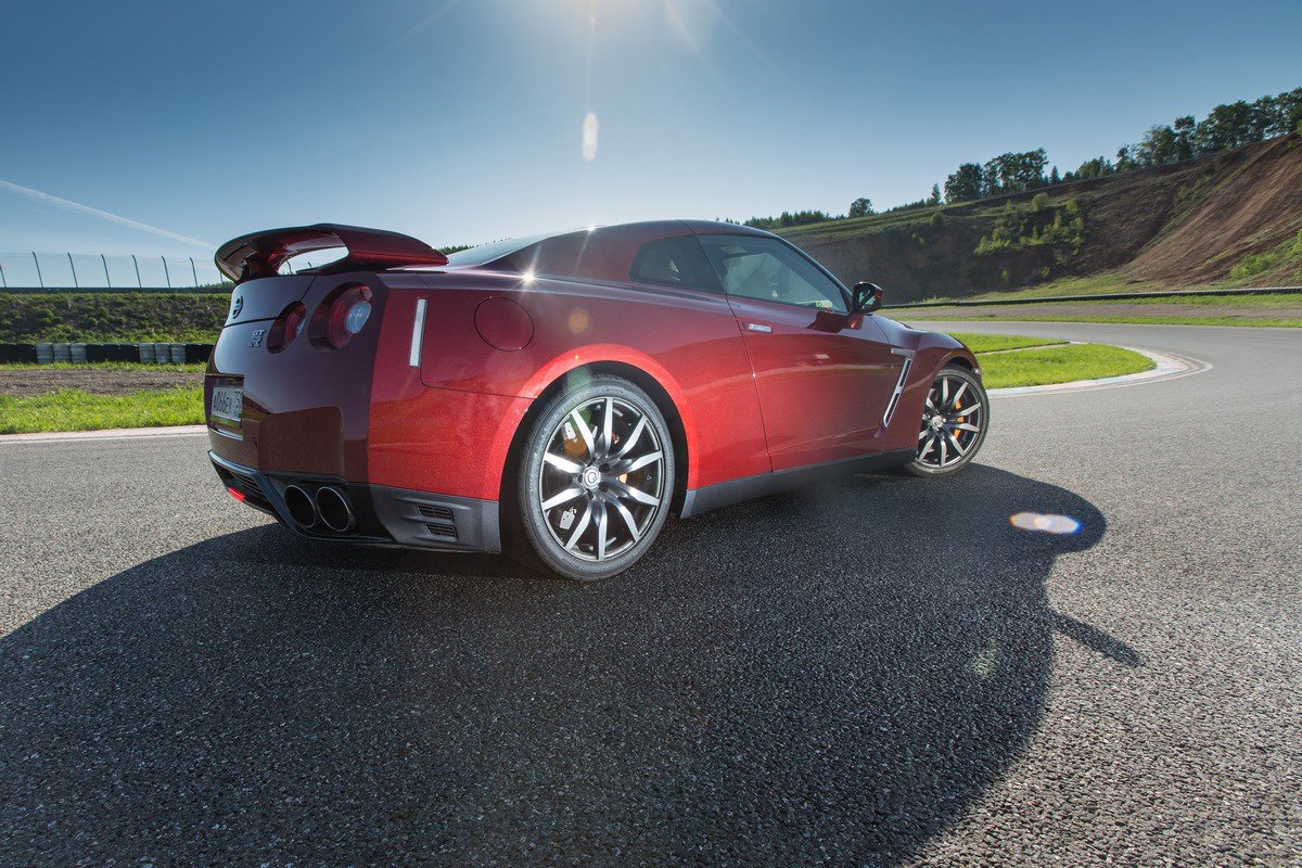 Nissan GT-R 2014 на треке