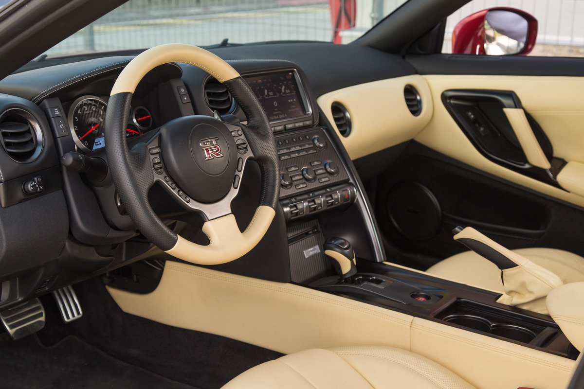 Nissan GT-R 2014: салон