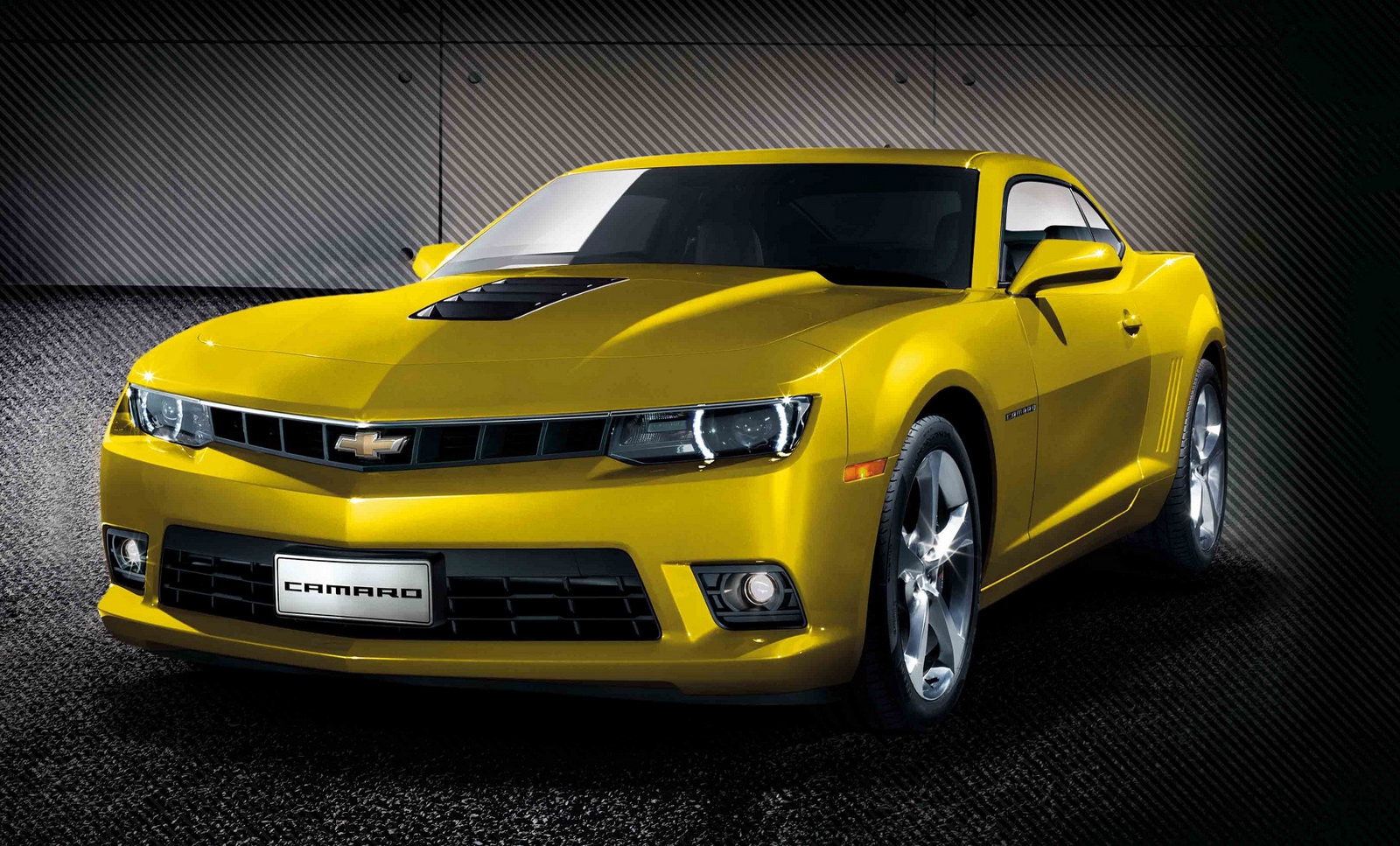 Рядом с Chevrolet Sail на стенде североамериканской компании расположился с...