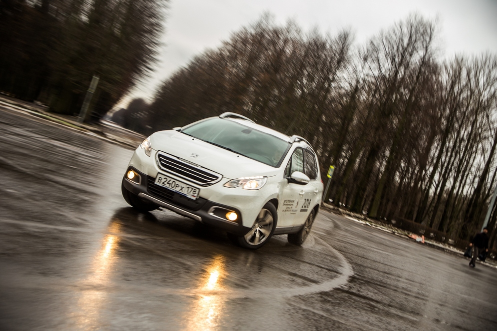 Пежо 2008 отзывы владельцев. Реклама Peugeot 2008. Peugeot 2008 рядом с другой машиной для сравнения. Peugeot 2008 отзывы владельцев.