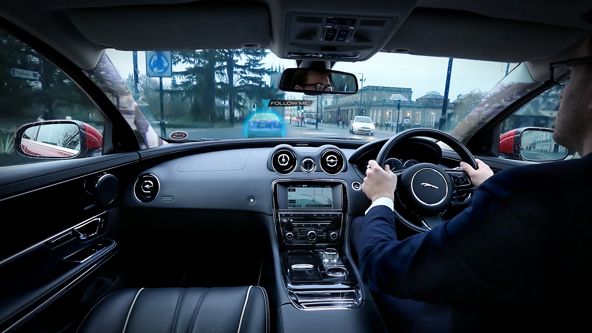 jlr_urbanwindscreen_followmeghostcar-and-transparent-pillars_01_(100142).jpg