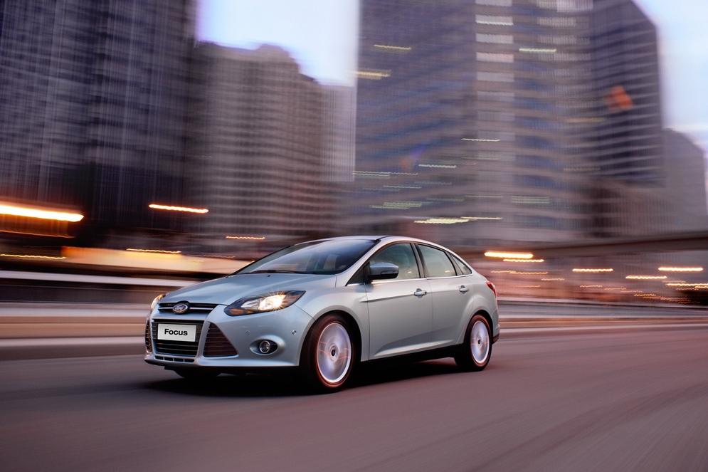 12013-ford-focus-front-three-quarters-in-motion-3.jpg