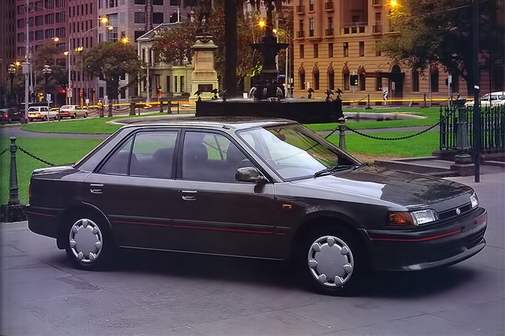 1autowp.ru_mazda_323_sedan_au-spec_1.jpg