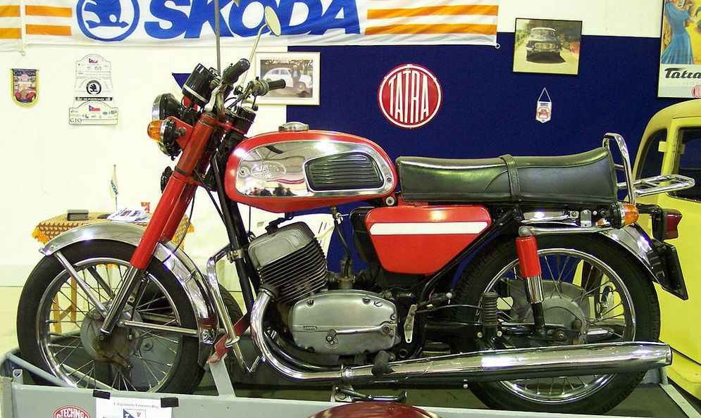 1024px-Jawa_350_red_l_TCE.jpg