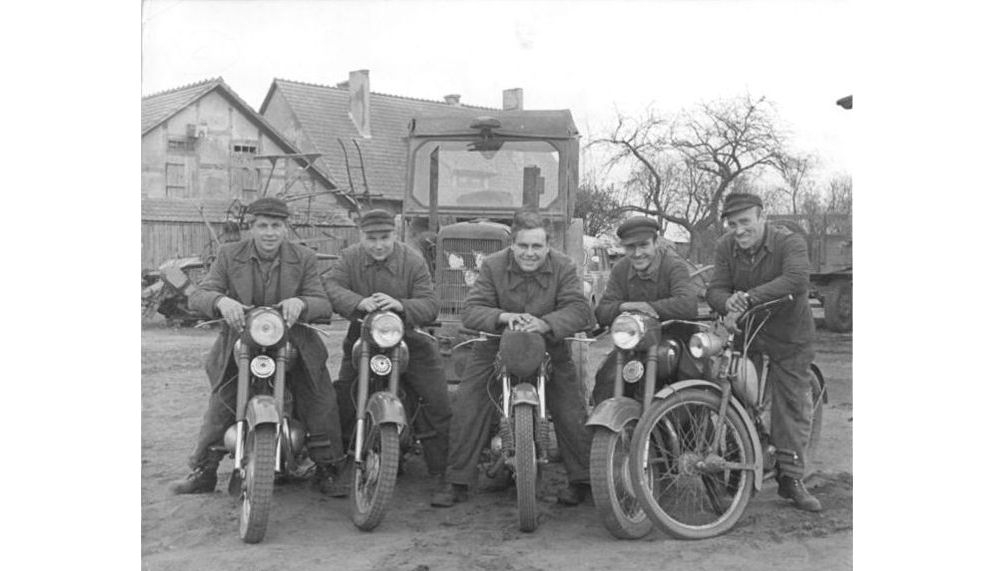 Bundesarchiv_Bild_183-72766-0001,_Mais-Musketiere_der_MTS_-Vorwerk-_50_Doppelzentner_mehr_vom_Hektar-_cropped.jpg