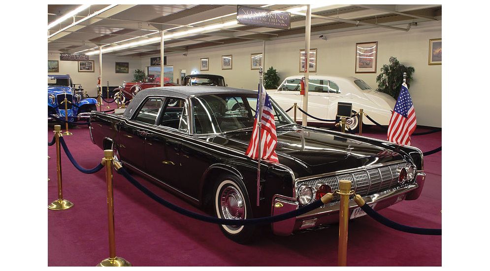 800px-1962_Lincoln_Continental_Towne_Limousine_(President_Kennedy)_(8391189460).jpg