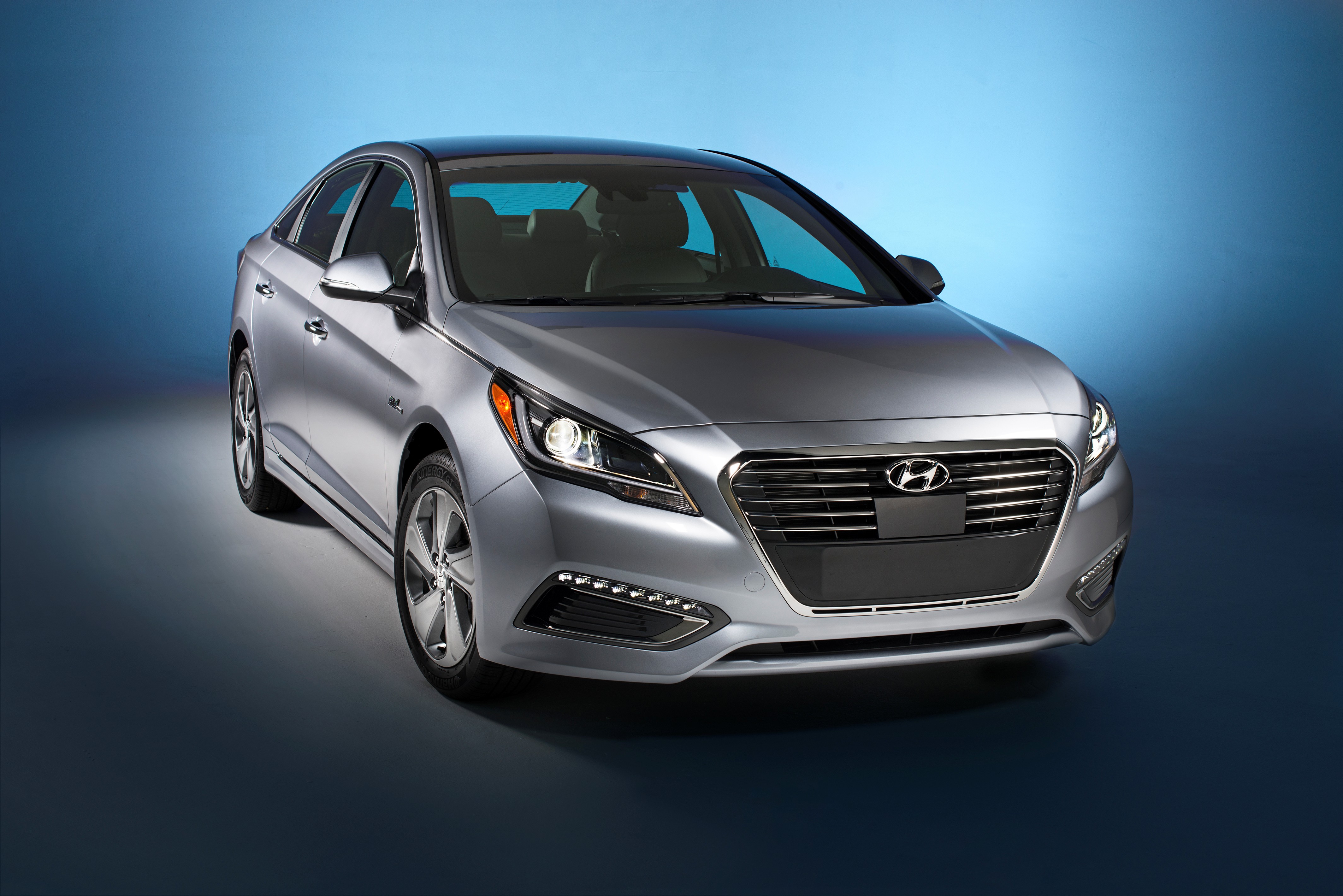 42746_2016_Hyundai_Sonata_Plug_in_Hybrid_Electric_Vehicle_PHEV_Front_Exterior.jpg