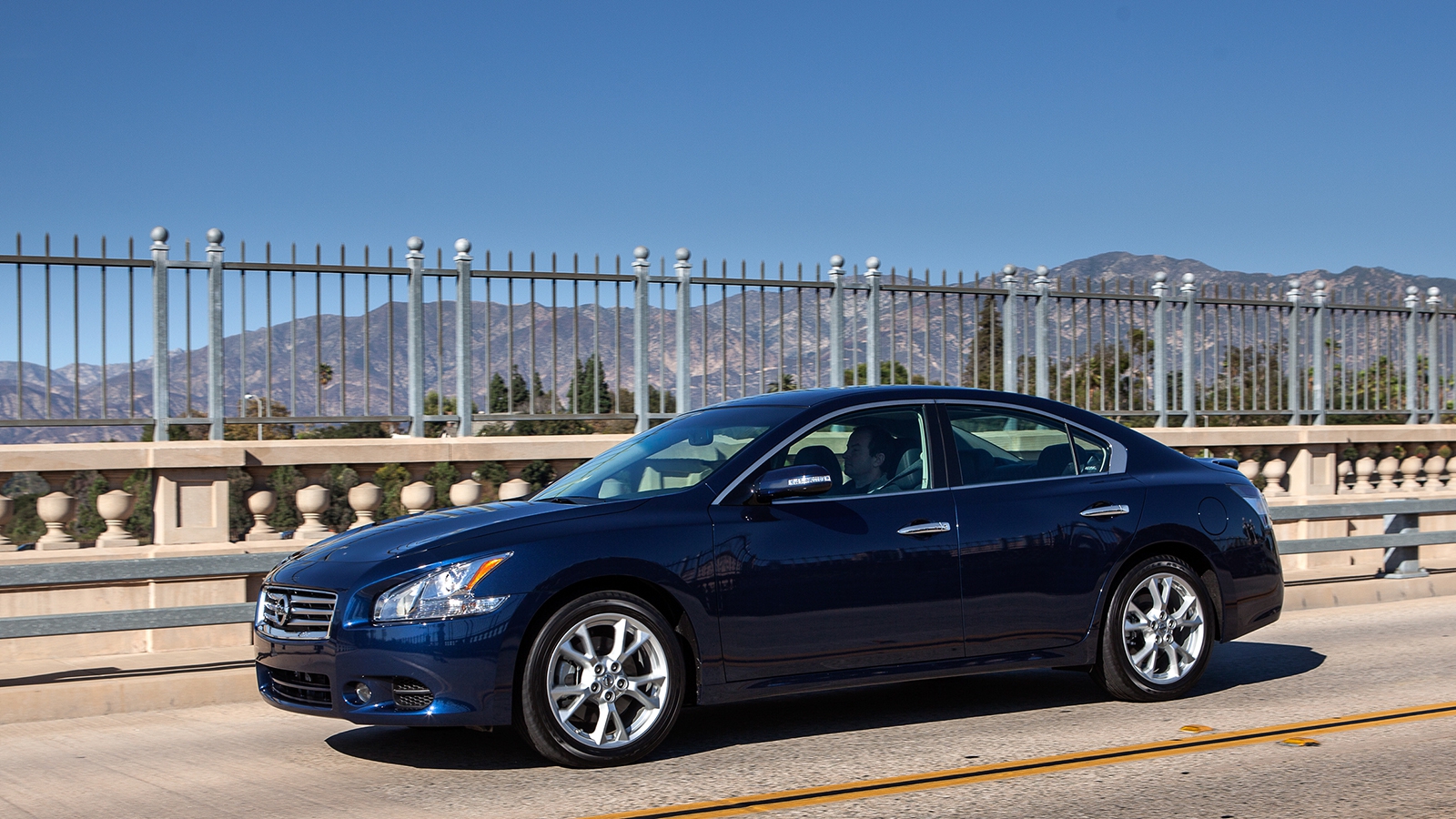 2014_nissan_maxima_04.jpg