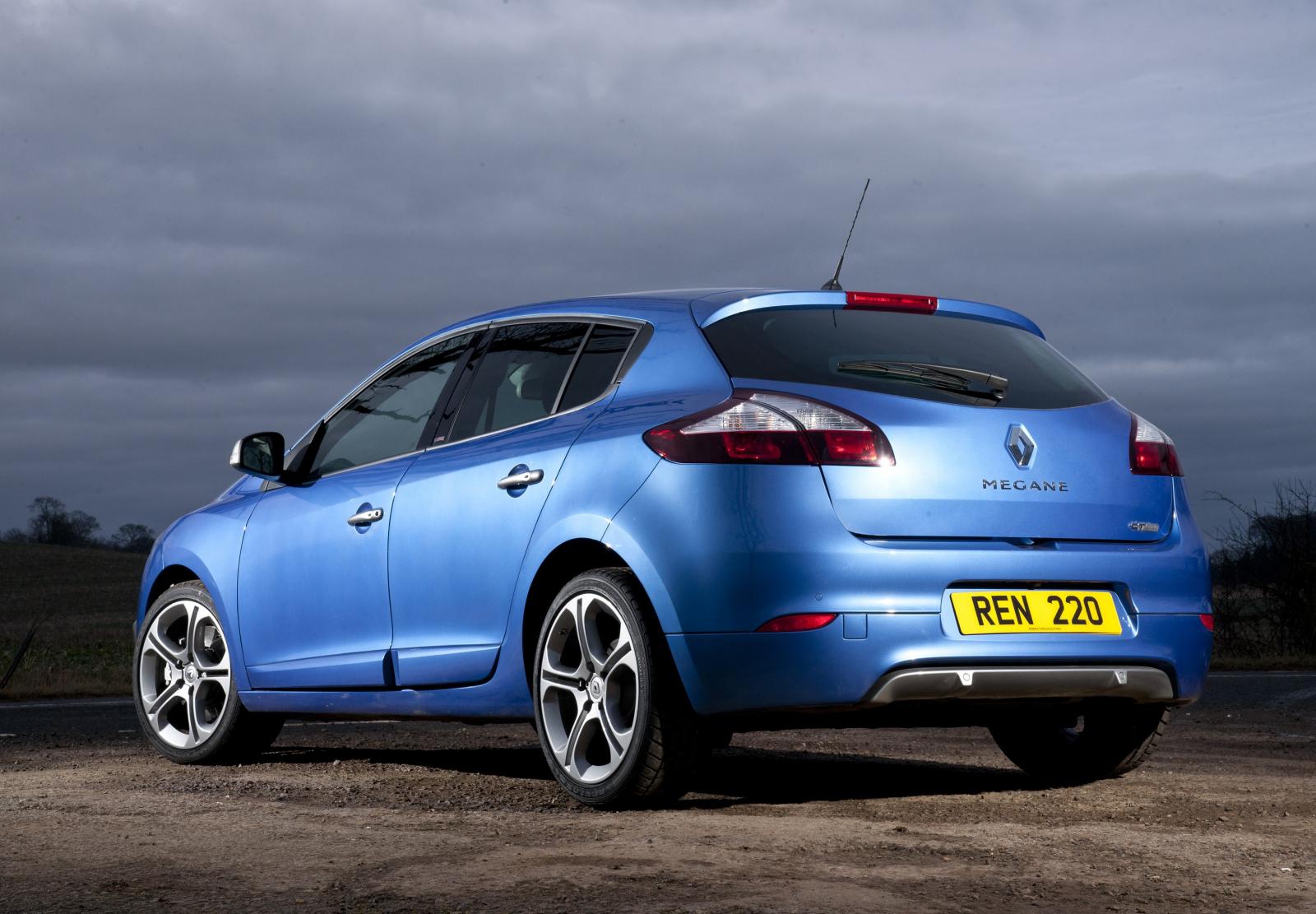 На фото: пятидверный хэтчбек Renault Megane GT 220. 