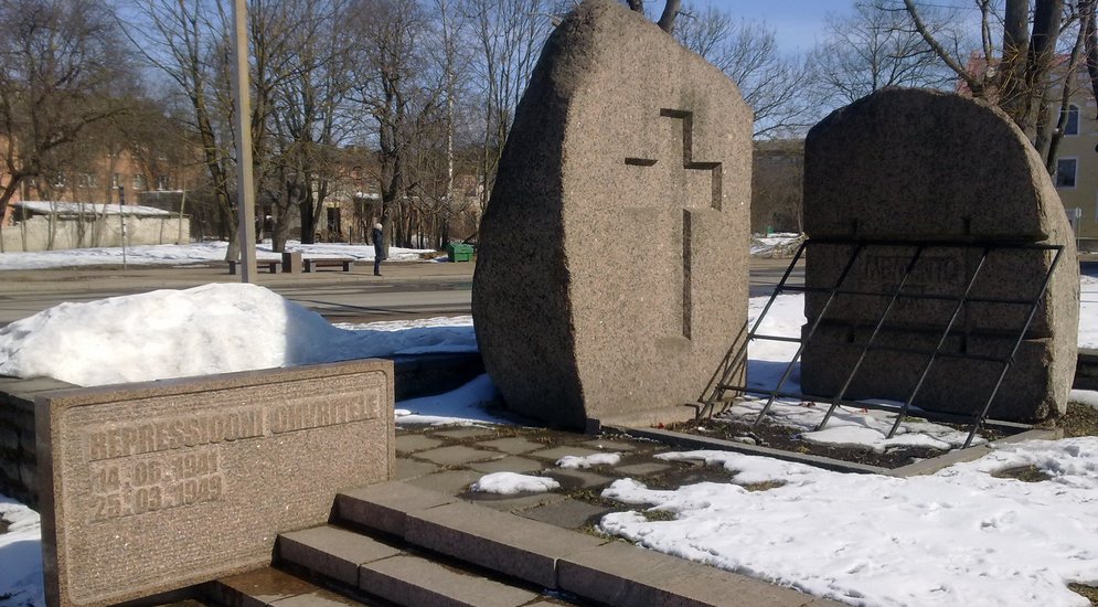 Памятник жертвам репрессий.jpg