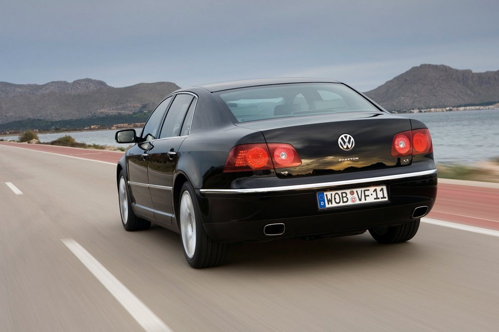 Volkswagen-Phaeton_2008_1600x1200_wallpaper_07.jpg