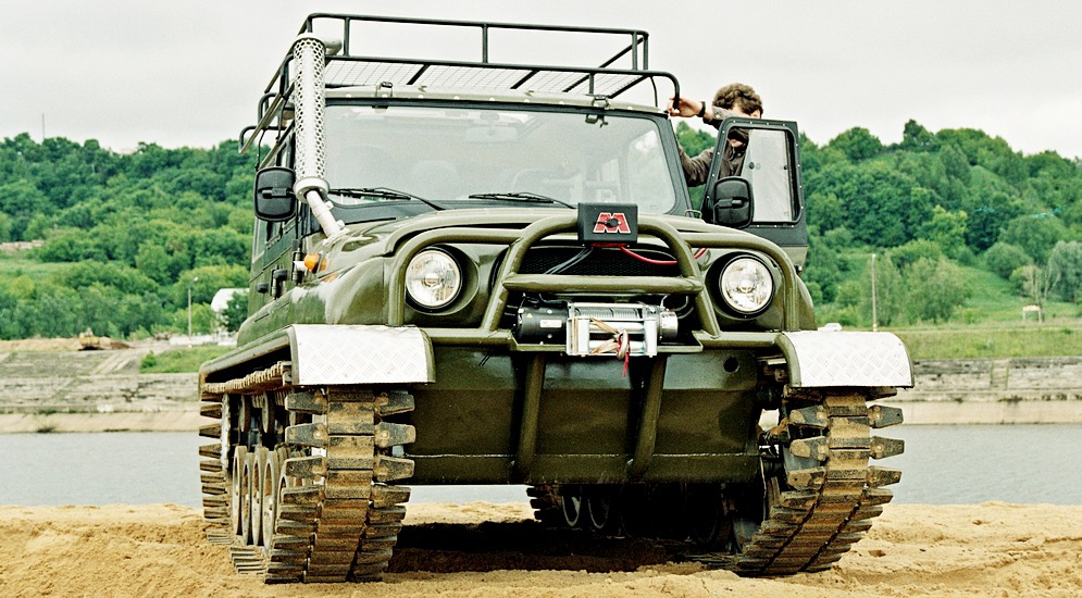 UAZ-Hunter_on_tracks_1.jpg