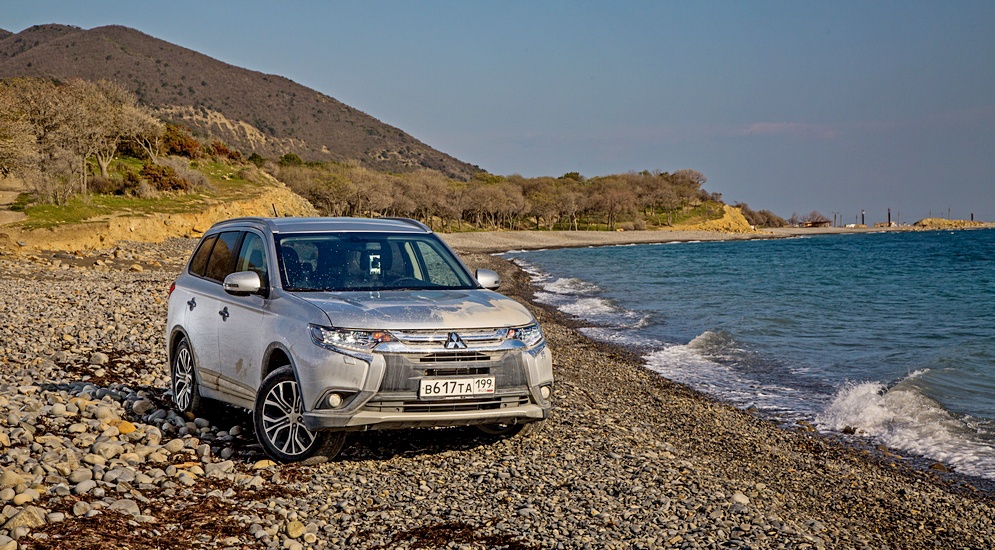 Mitsubishi_Outlander_MY2016_Car_022.jpg