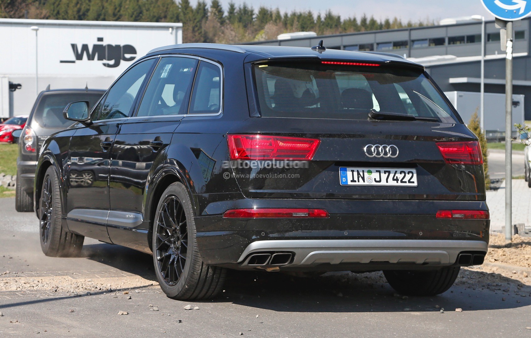 2016-audi-sq7-revealed-bare-naked-in-fresh-spyshots-photo-gallery_7.jpg