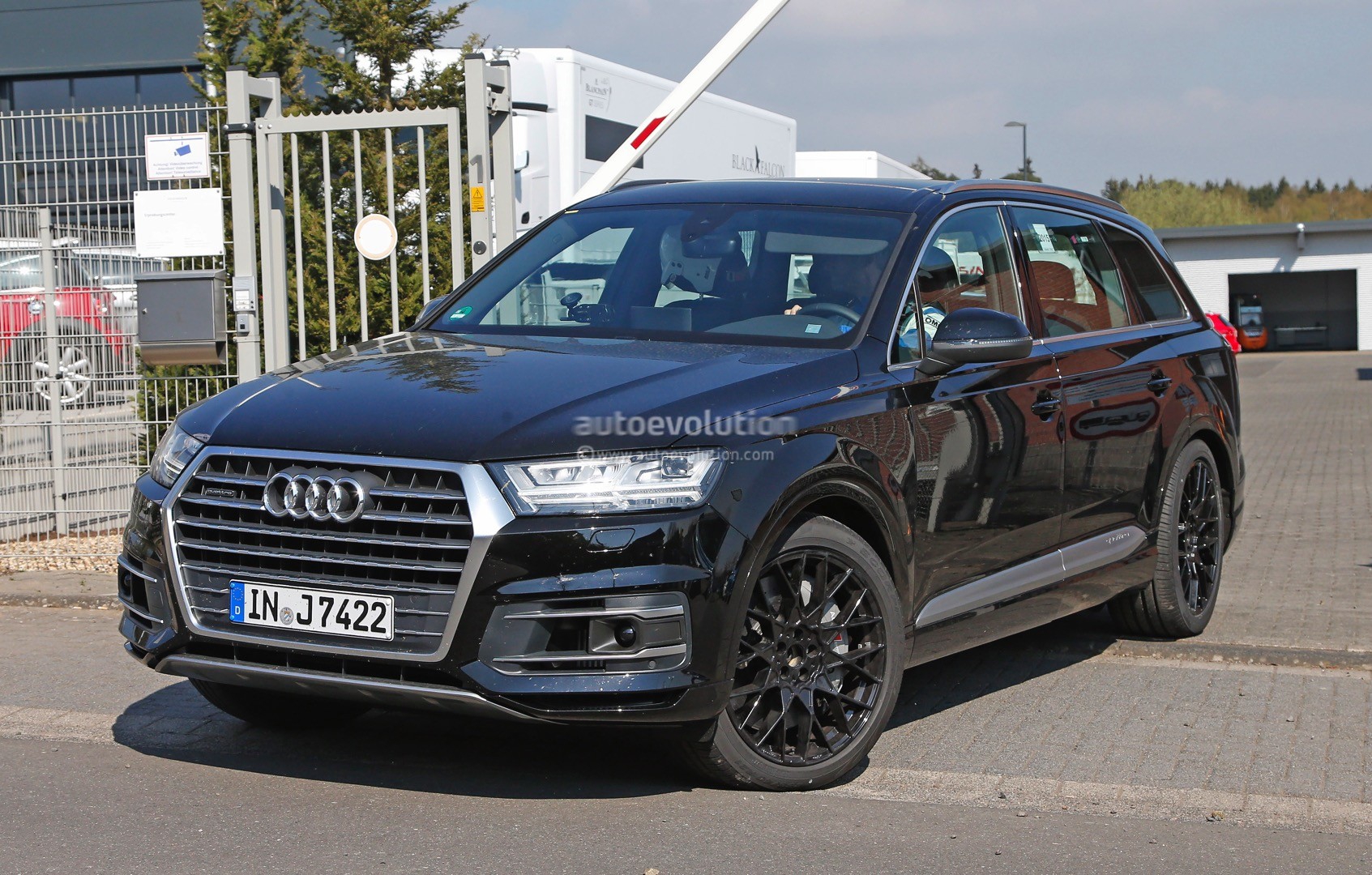 2016-audi-sq7-revealed-bare-naked-in-fresh-spyshots-photo-gallery_2.jpg