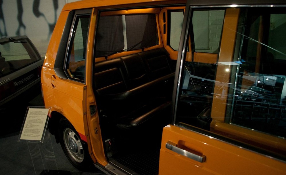 1976-volvo-experimental-taxi-long-before-nyc-approved-the-high-top-nissan-nv200-moma-commissioned-this-remarkably-similar-volvo-note-the-rollercoaster-style-padded-ches.jpg