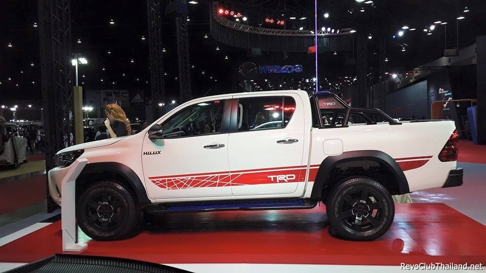 Toyota-Hilux-Revo-TRD-8.jpg