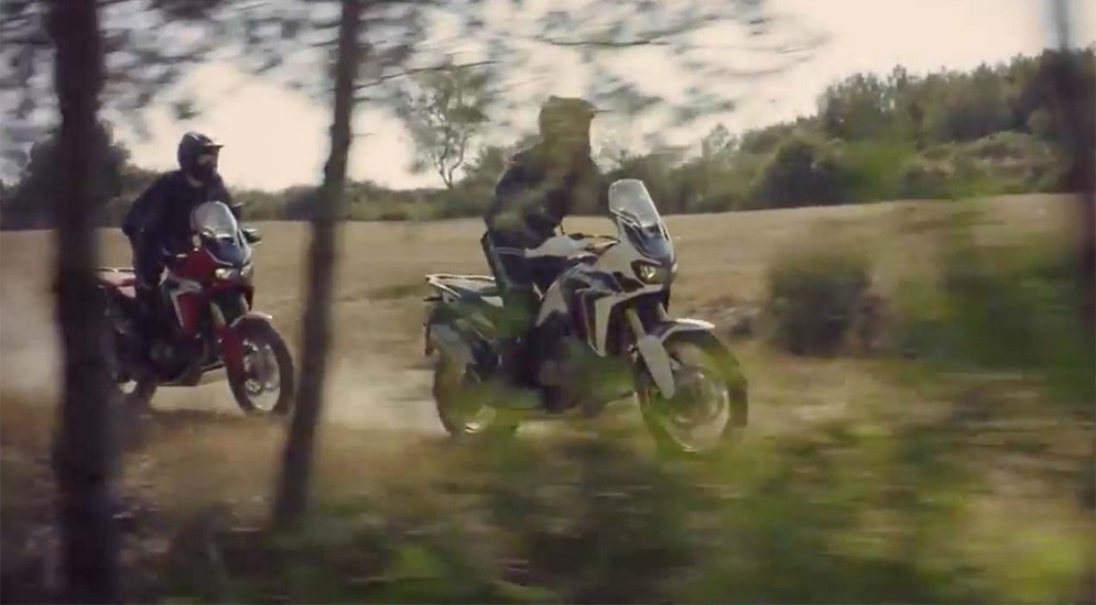 2016-Honda-CRF1000L-Africa-Twin-video-leak-08.jpg