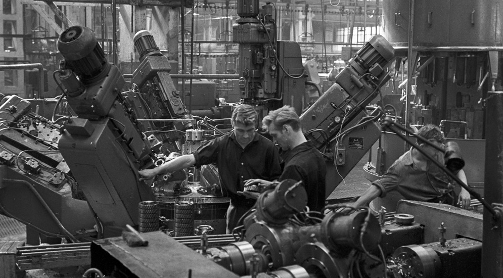 RIAN_archive_695084_Workers_of_Moscow_Likhachev_Automotive_Plant.jpg