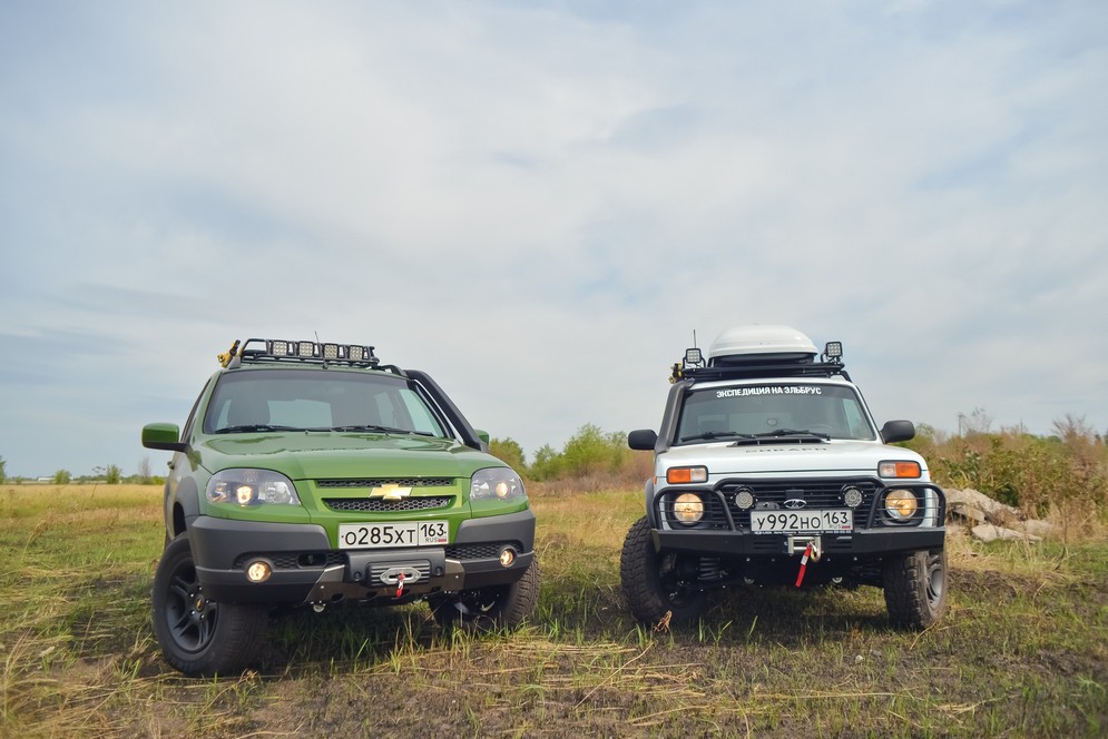 Нива и нива шевроле сравнение. Нива Шевроле оффроад. Niva 4х4 Chevrolet. Нива Шевроле 4 на 4. Нива Шевроле офф роуд.