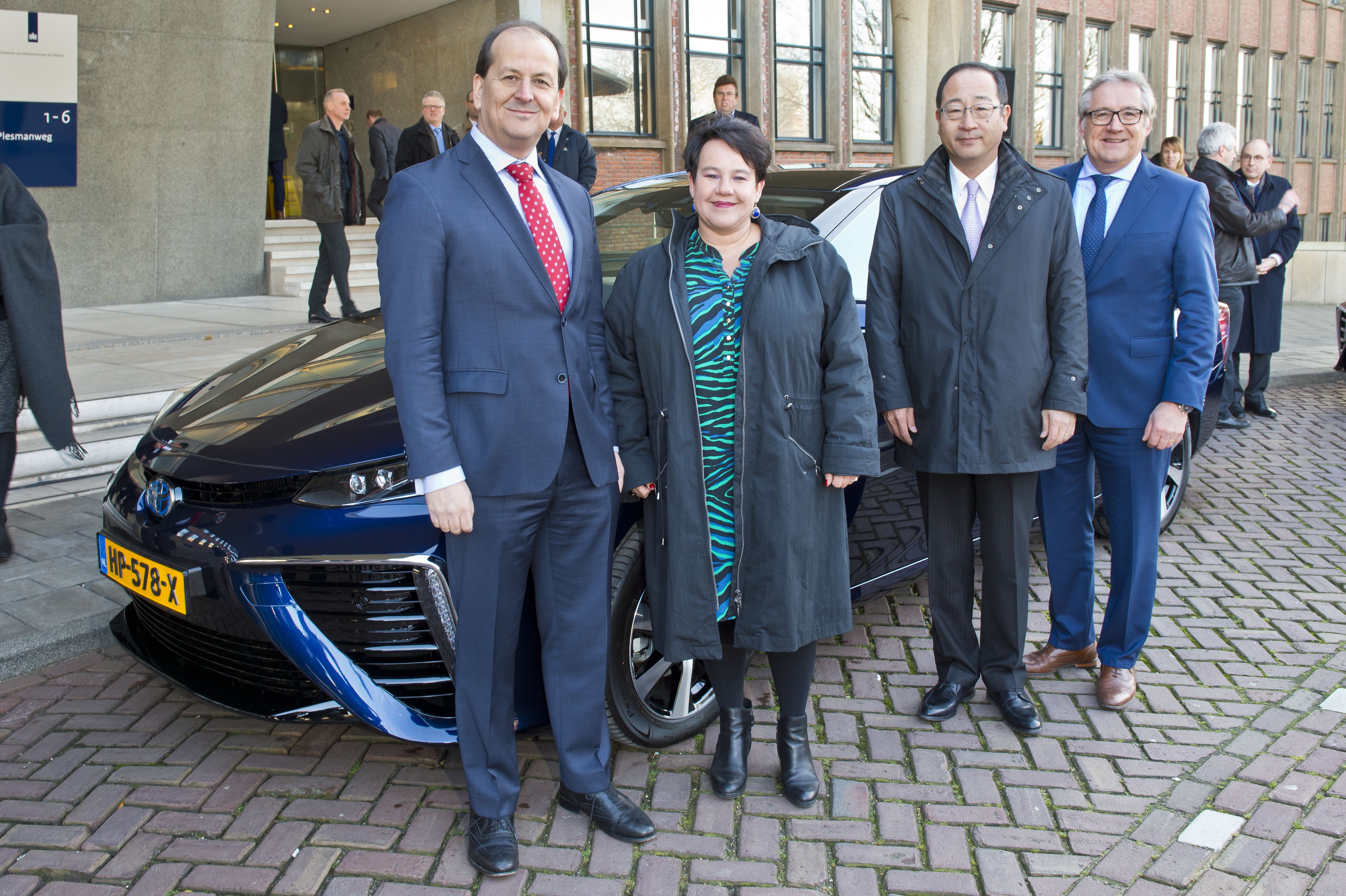Toyota_levert_2_Mirai_Fuel_Cell_auto's_aan_Nederlandse_overheid_in_kader_van_Nederlands_Europees_Voorzitterschap_-_012016_(1).jpg