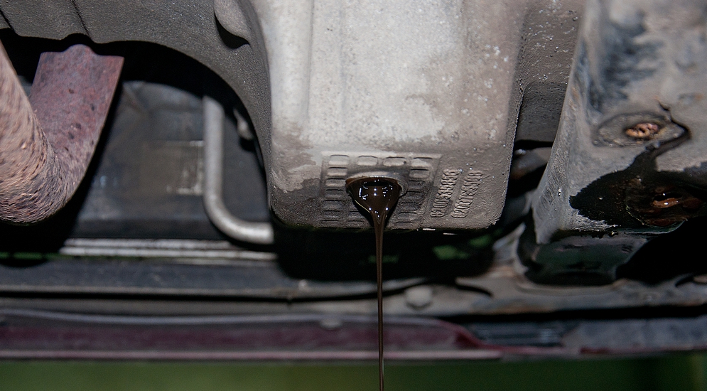 Не умеешь – не лей: как правильно заменить моторное масло - – автомобильный журнал