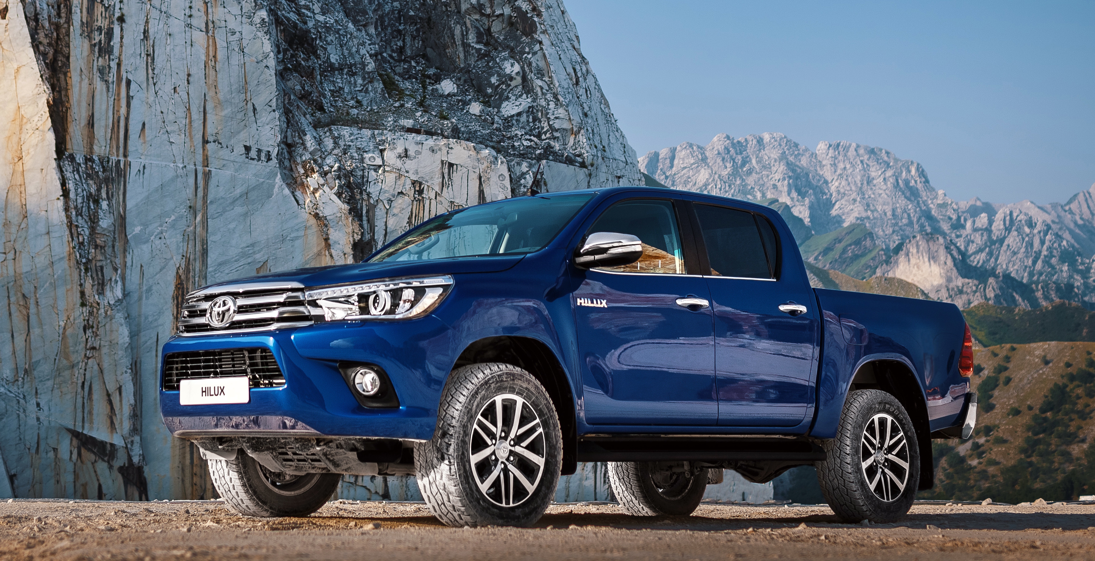 toyota_hilux_double_cab_13.jpeg