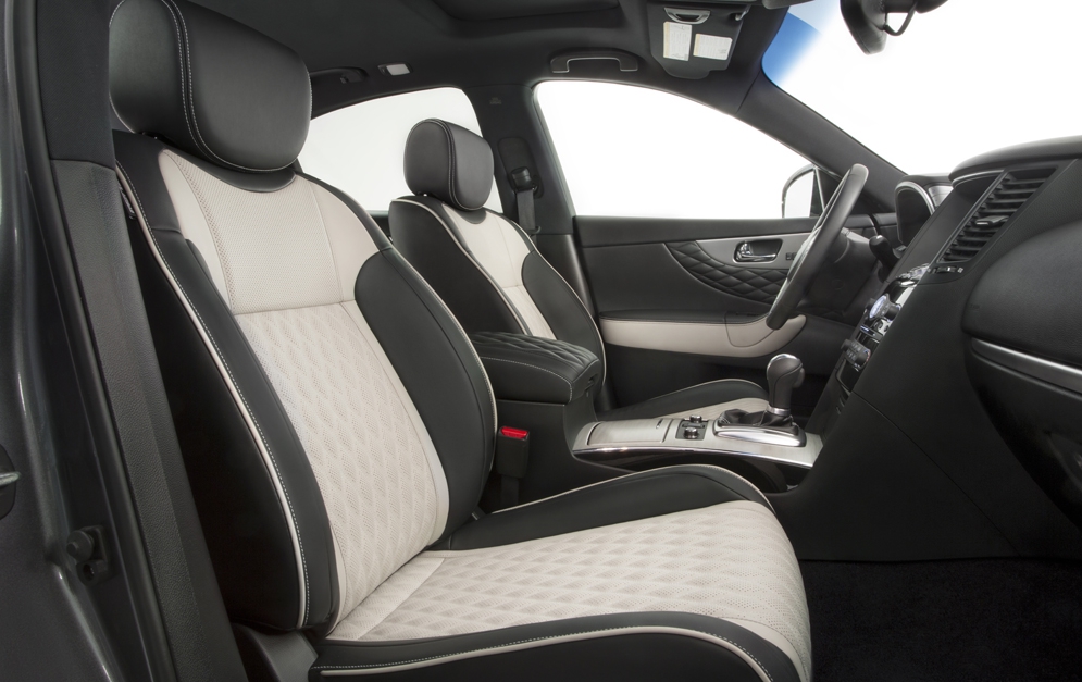 2017_Infiniti_QX70_Limited_interior_01.jpg