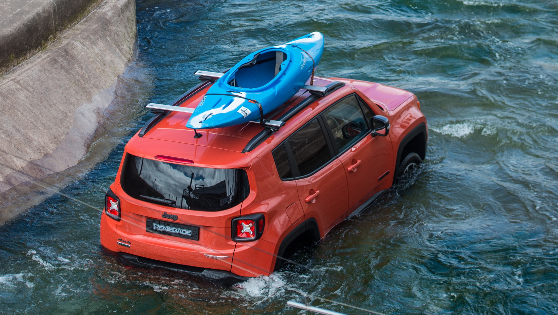 jeep-renegade-drives-white-water-rafting-course (3).jpg